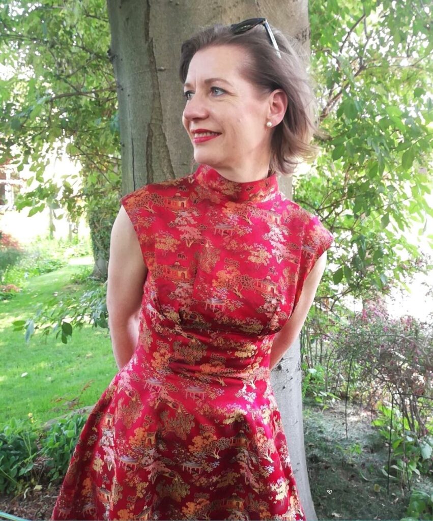 Vera Loewe in einem rotem Kleid mit einer persönlichen Geschichte