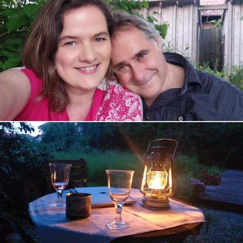Mann und Frau - nett beieinander, schöne Abendstimmung im Garten