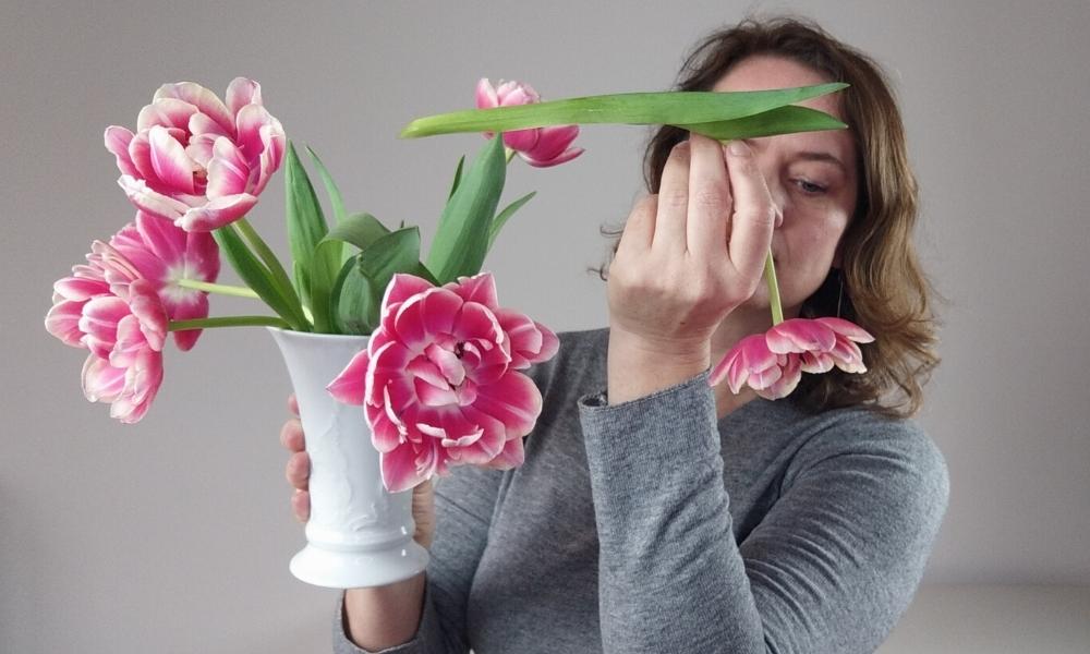 Frau mit Tulpen in der Vase