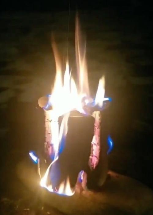 Ein lodernd brennender Holzscheit als Silvesterspektakel