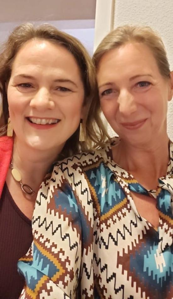 Zwei strahlende Frauen, die gleich zur Party aufbrechen wollen