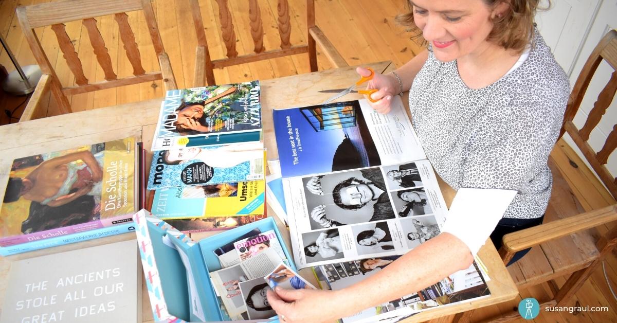 Frau am Tisch mit Ausschnitte aus Zeitschriften