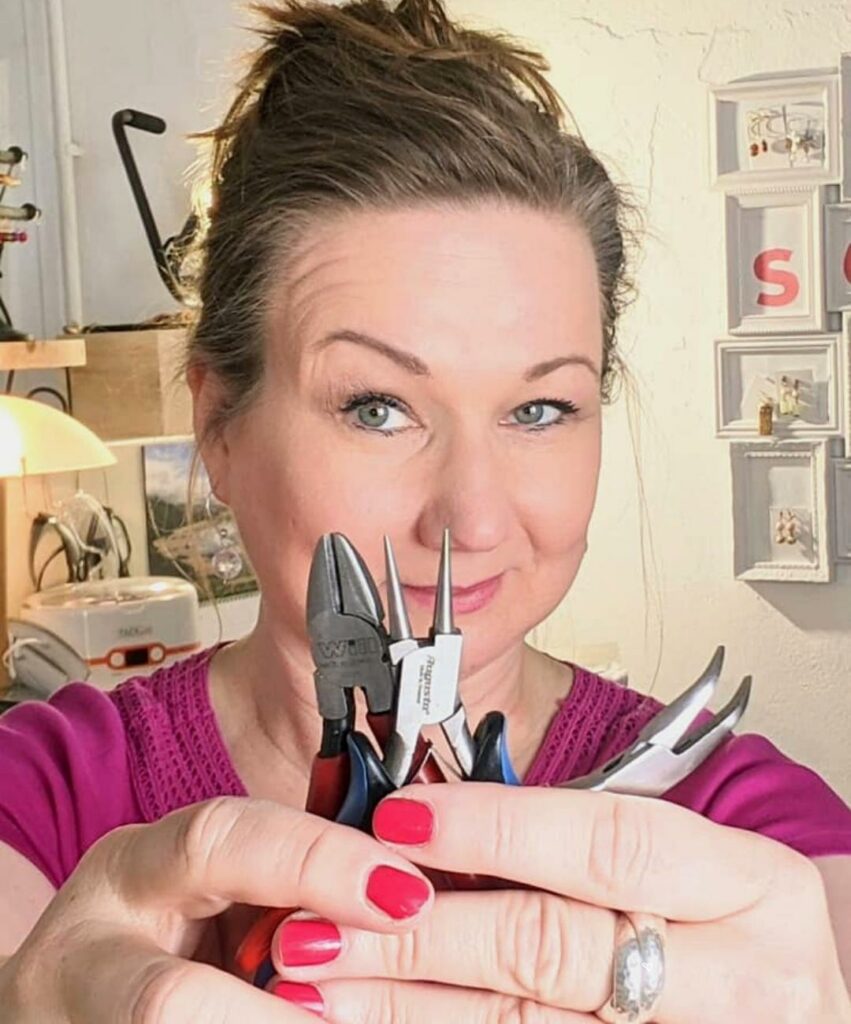 Anja Fabel mit Werkzeug zur Schmuckherstellung