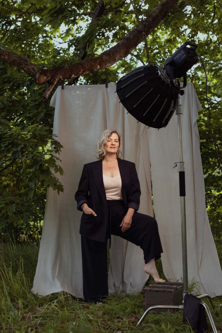 Susan Graul mit Fotolicht im Freiluft-Szene